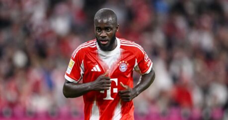 Bayern gây tranh cãi khi gia hạn hợp đồng với Upamecano